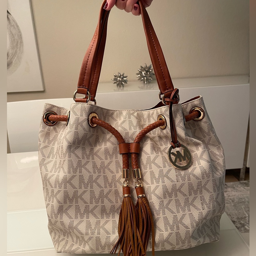Brand New Micheal Kors LG Gathered tote color vanilla